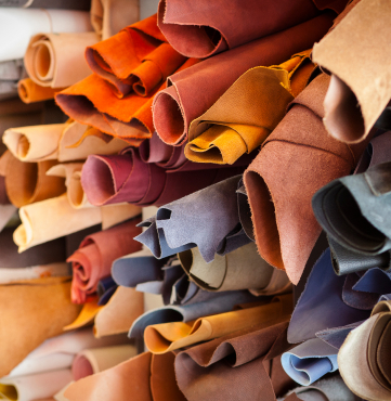 2- Imagen de piezas de piel enrolladas